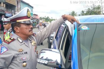 Polisi pasang stiker keselamatan di motor pengendara, ini isi pesannya