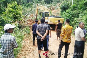 Material longsor di Nagari Banai mulai dibersihkan