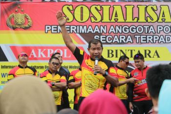 polres sosialisai penerimaan polisi dengan "fashion show"