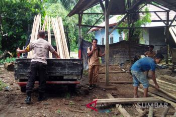 Bhabinkamtibmas Agam motori renovasi rumah tidak layak huni
