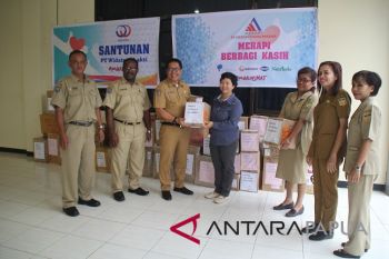 Dua perusahaan serahkan bantuan ke Asmat