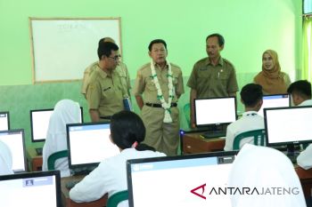 Pemkot Pekalongan serahkan 436 komputer untuk UNBK
