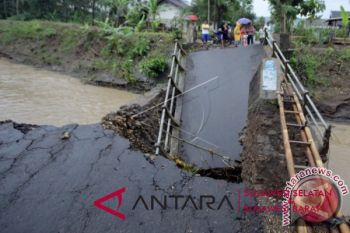 Jalan trans Sulawesi di Mamuju Tengah putus