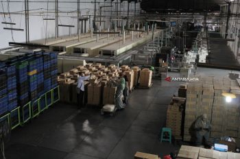 Penggerebekan Pabrik makanan Ringan