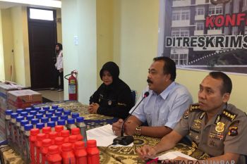 Polda Sumbar sita 10.512 botol oli oplosan dari toko sepeda di Lubuk Alung