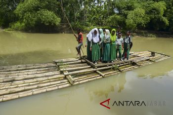 Menyeberangi Sungai Dengan Rakit Bambu