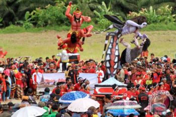 Pemuda lintas agama NTT ikut pawai ogoh-ogoh