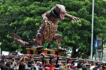 OGOH-OGOH BUAYA BERKALUNG BAN
