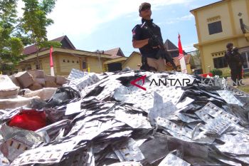 Polda Kalteng musnahkan jutaan pil zenith dan sabu