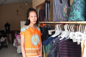 Pengrajin Solo siap pasarkan lurik melalui Inacraft
