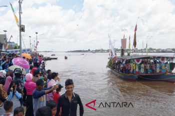 Perang Adat Laluhan meriahkan HUT Kapuas
