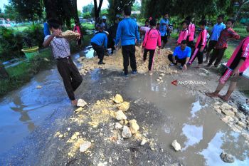 Siswa SDN Perbaiki Jalan