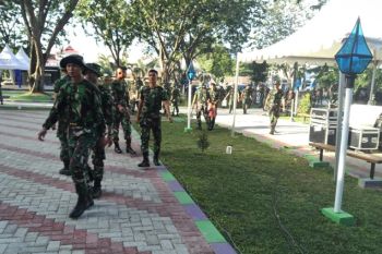 Personil TNI bersih sampah di Taman GOR Palu.