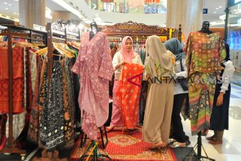 Produk UKM di Palembang Fashion Week