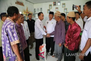 Bupati Waykanan beri bantuan beras korban banjir