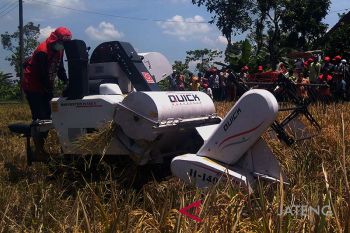 Penggunaan alat pertanian modern menguntungkan petani