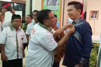 Bupati Nadalsyah terima pin emas dari PWI Kalteng