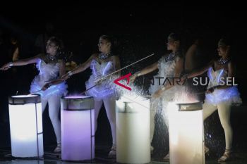 Seni Perkusi LED Saat Peringatan Earth Hour