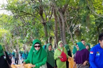 SRD Bersih-bersih Pantai Peringati Hari Perempuan