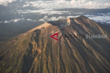 Gunung Agung kembali erupsi, tampak sinar api