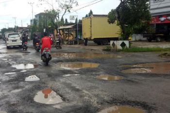 Buruknya drainase percepat kerusakan jalan