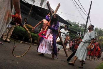 Umat Katolik gelar prosesi jalan salib
