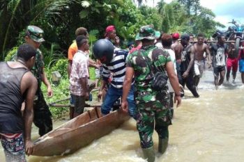 Luapan air Kali Bier menggenangi jalan Sarmi-Jayapura