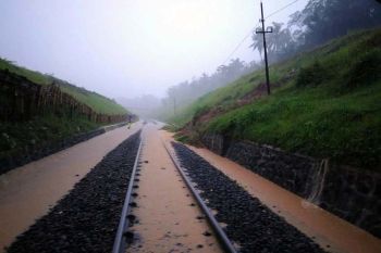 Perjalanan KA lintas selatan terganggu longsoran