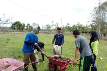 Mahasiswa dan Polres hipnotis warga Resang bertani