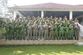 Membina para anggota Linmas