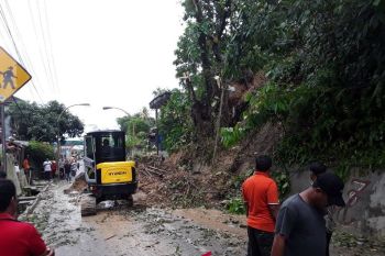 Longsor tutup jalan trans Sulawesi di Majene