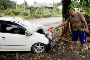 Mobil tabrak pohon di Dusun Timur, isteri meninggal