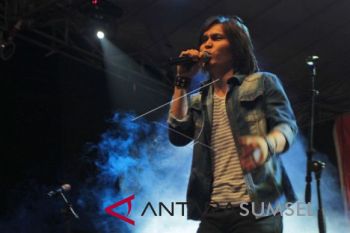 Once gebrak panggung konser musik Indonesia di Ambon