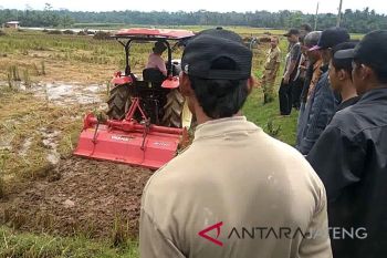 Tingkatkan produktivitas, petani Banjarnegara berlatih alat pertanian modern (VIDEO)