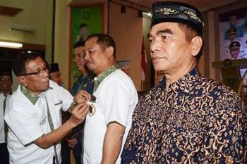 Bupati dan Ketua DPRD Barsel dapat pin emas dari PWI Kalteng