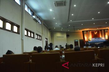 Hampir separuh anggota DPRD tak hadiri paripurna