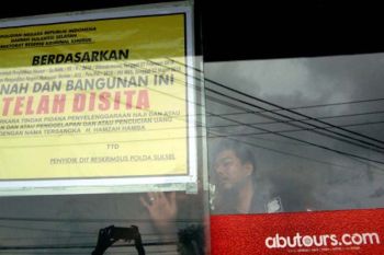empat gudang penyimpanan koper Abu Tour disita