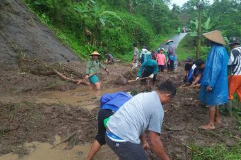 Longsor di Keling Jepara tutup akses jalan warga
