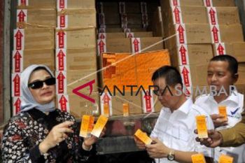 TRUKS ASAL SUMATERA BAWA KOSMETIK ILEGAL DISITA