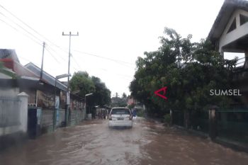 Hujan dua jam akibatkan permukiman di Palembang terendam