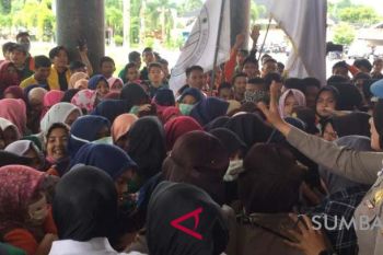 Unjuk rasa kenaikan harga BBM diwarnai aksi saling dorong dengan petugas (Video)