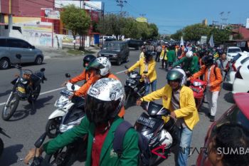Mahasiswa dorong motor ke kantor gubernur Sumbar sebagai wujud protes kenaikan harga BBM (Video)