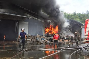 Setelah sebelas jam,  kebakaran gudang karet Incasi Raya berhasil dipadamkan