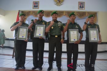 Danrem Santiago berikan penghargaan prajurit Babinsa berprestasi