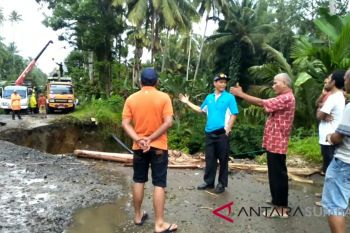 Pemprov Sumbar bangun jembatan darurat pascajalan terban di Padang Pariaman (Video)