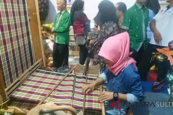 Usaha tenun Muna Barat membutuhkan bapak angkat