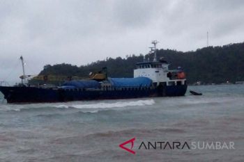 Kapal perintis tujuan Mentawai masih kandas di perairan Painan
