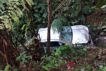 Mobil masuk jurang tewaskan dua korban
