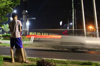 PENJUAL SAPU LIDI.