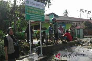 Antisipasi banjir susulan, BPBD Solok Selatan keruk sedimen aliran sungai Pangkua